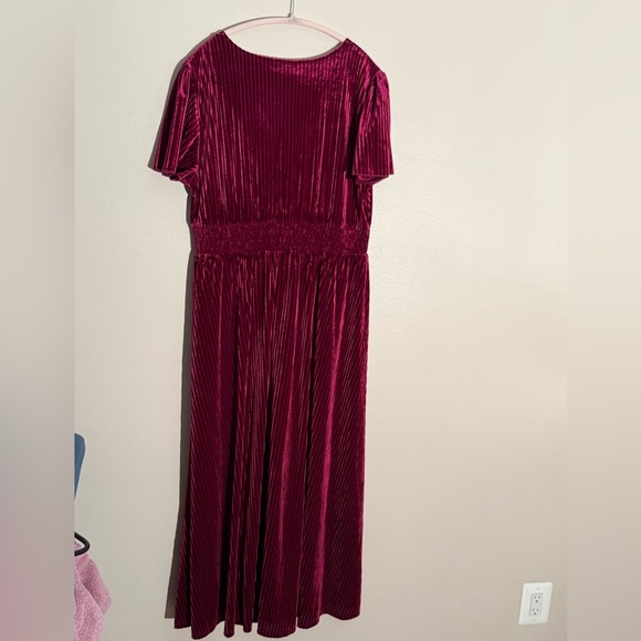 Simple Burgundy Maxi Dress - Picture 3 of 3